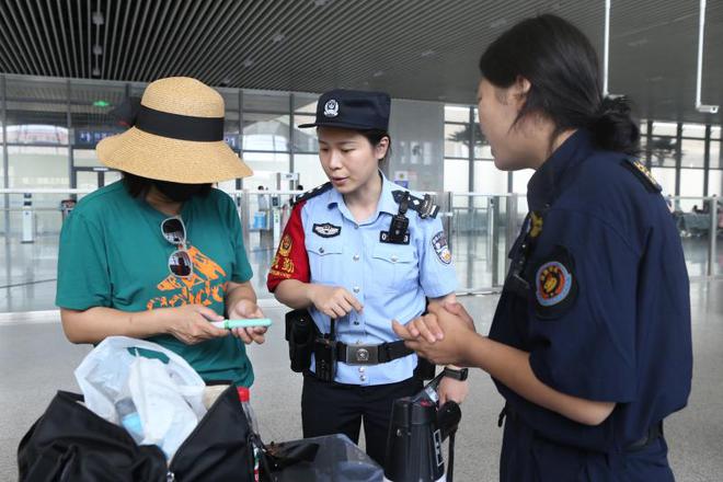 太猖狂了!火车上霸座飞机上也霸座统统拘留！多地警方严打行为(图4)
