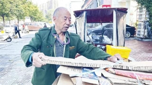 七旬老人21年收废品助学点亮数百名寒门学子求学路(图1)
