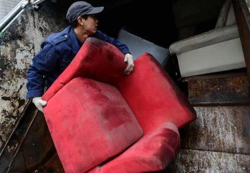 上海市民尴尬：扔旧的比买新的还难扔个东西要花几百元(图1)