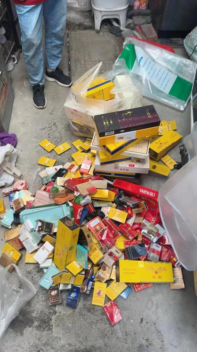 小时候从废品堆捡来的烟盒已过去几十年有些烟现在还在抽(图1)