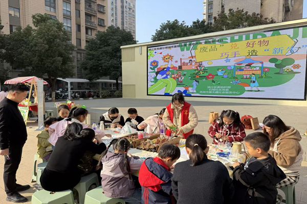 湾里街道石城社区：睦邻楼道益起造废旧物品“有归宿”(图2)