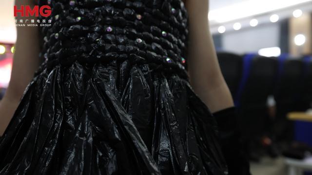 废报纸“变身”酷时装！新乡这所小学的环保秀惊艳校园(图1)