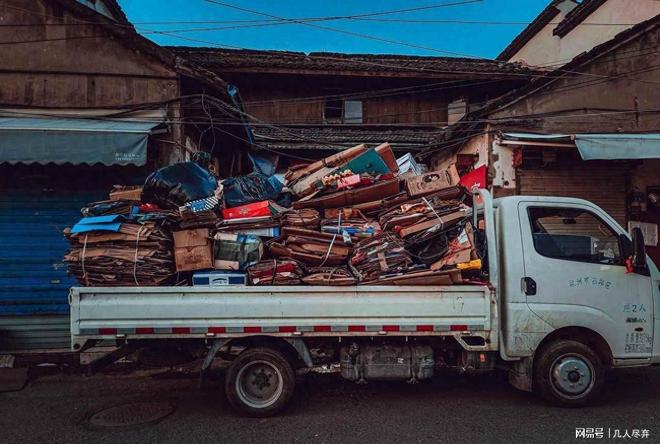 废品堆里挖金矿雪糕六块纸板五块界首人把垃圾变成命脉(图1)