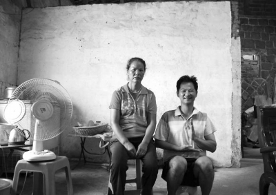 南安坚强妈妈丈夫去世儿子患精神分裂月收入不到500元(图1)