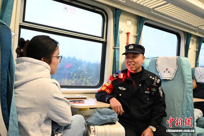 “阿叔”乘警十四载值乘零案件细心守护跨国列车春运安全(图2)