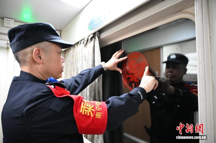 “阿叔”乘警十四载值乘零案件细心守护跨国列车春运安全(图1)