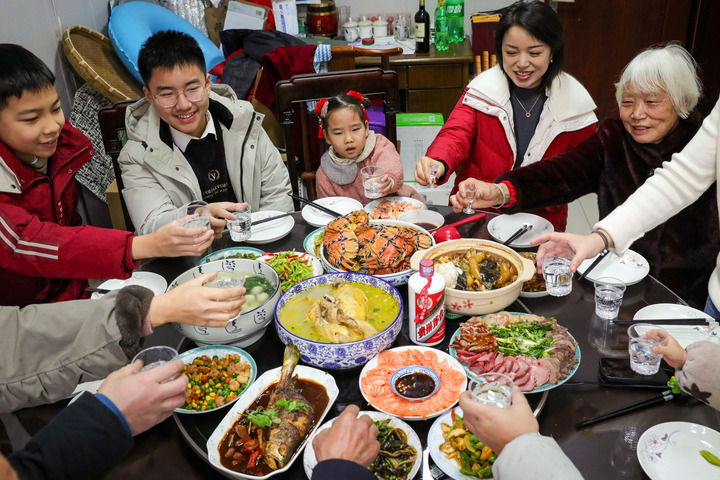 万家灯火守岁时热气腾腾团圆年——全国各地群众欢度马年除夕(图5)