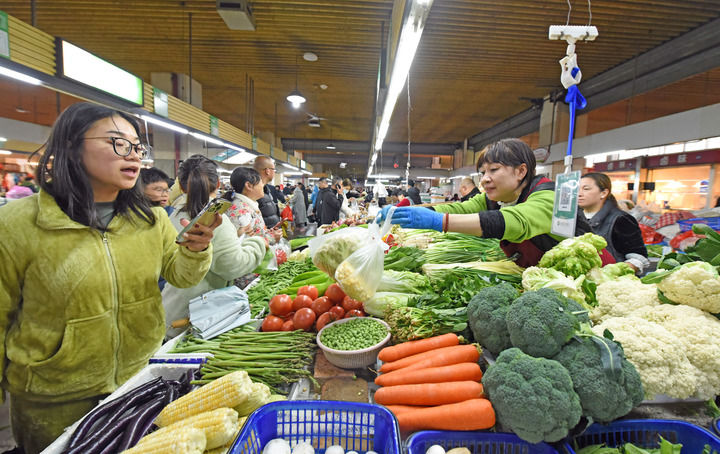 万家灯火守岁时热气腾腾团圆年——全国各地群众欢度马年除夕(图2)