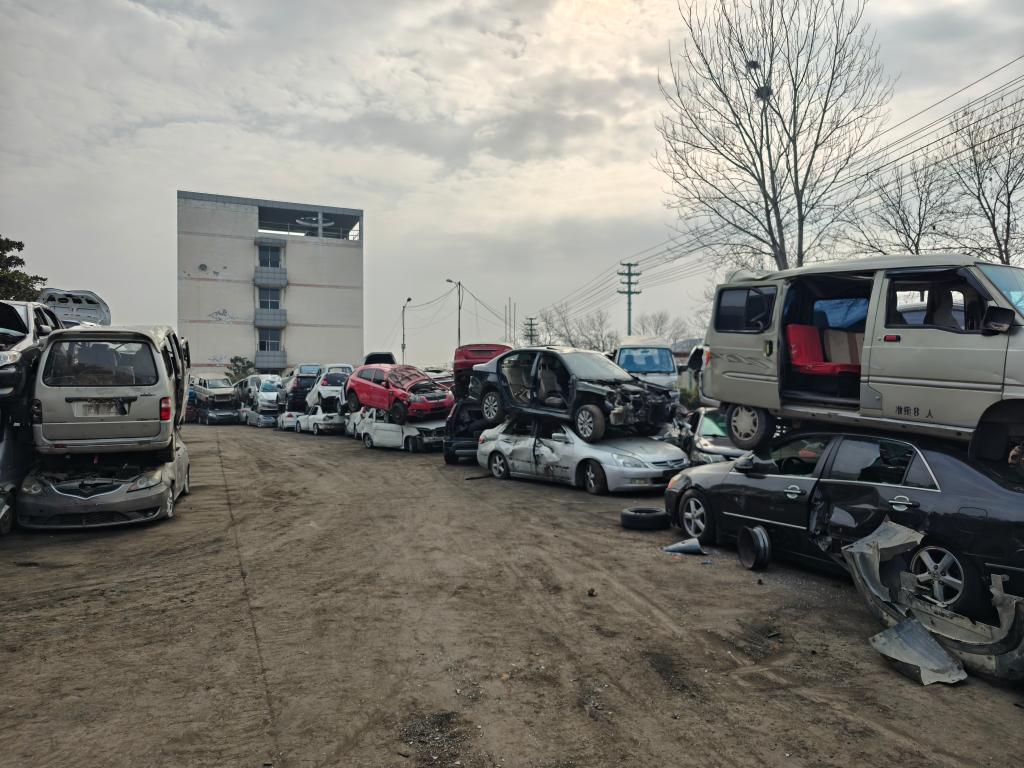小作坊把控报废车源报废汽车拆解乱象追踪(图1)